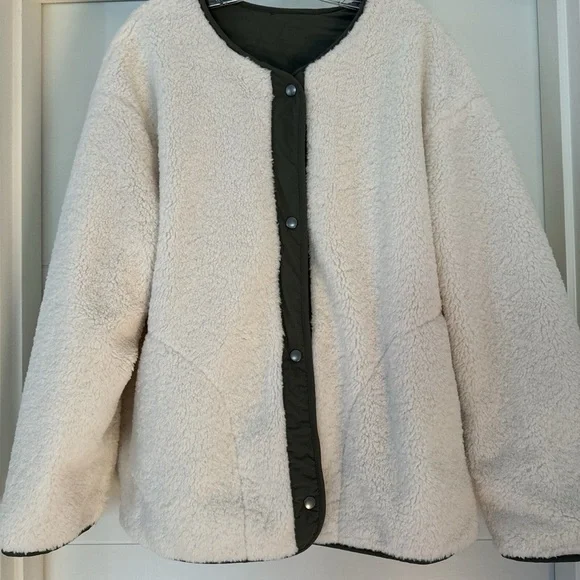 NWT Uniqlo Women’s Pile Lined Fleece Quilted Reversible Jacket Olive Green- M - Picture 8 of 9